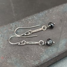 Czarny spinel. Wiszące srebrne kolczyki