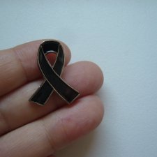 PIN PRZYPINKA BROSZKA CZARNA WSTĄŻKA SYMBOL ŻAŁOBY