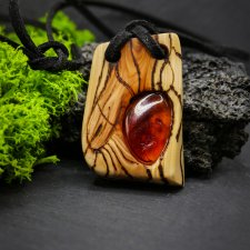Wisiorek "Bursztyn w octowcu" –żywioł ognia i bursztynowego światła,octowiec, pirografia, prezent; Amber and Wood Pendant, biżuteria