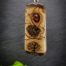 Wisiorek "Orzech, bursztyn i drzewo życia" –żywioł ognia i bursztynowego światła, pirografia, prezent; Amber and Wood Pendant, biżuteria