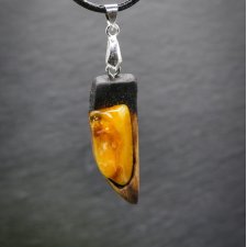 Wisiorek "Bursztynowy pazur" –żywioł ognia i bursztynowego światła,orzech, pirografia, prezent; Amber and Wood Pendant, biżuteria