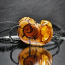 Wisiorek "Bursztynowy ślimak" –żywioł ognia i bursztynowego światła,octowiec, pirografia, prezent; Amber and Wood Pendant, biżuteria