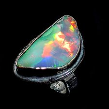 SUROWY OPAL