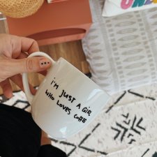 I'M JUST A GIRL WHO LOVES COFFEE kubek ręcznie malowany 350ml