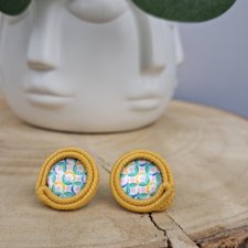 żółte kolczyki sutasz, musztardowe kolczyki, kolczyki w stylu retro, kolorowe kolczyki, kolczyki sztyfty, małe kolczyki,