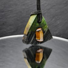 Wisiorek "Tygrysie oko w drewnie owocowym" –amulet zamknięty w kawałku drewna, pirografia, prezent, Wood Pendant, biżuteria, handmade