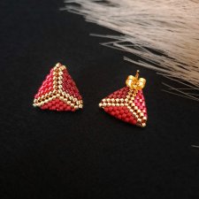 Czerwone Trójkątne Sztyfty - Kolczyki, podkreślające siłę, elegancję i jesienny charakter stylizacji