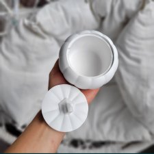 Ceramiczny pojemnik w kształcie dyni,