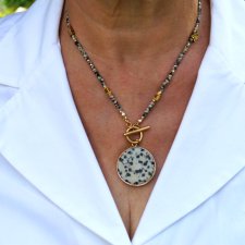 Naszyjnik z jaspisu dalmatyńczyk 3 mm z monetą 30 mm, zapinany na toggle
