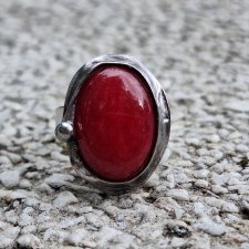 W czerwieni - pierścionek regulowany