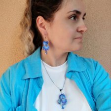 Kolczyki irysy fioletowo-błękitne ze szklanymi kryształami i stalą nierdzewną