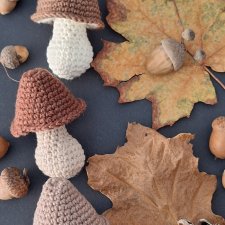 Zestaw trzech szydełkowych grzybków – brązowa jesień w wersji handmade (1)