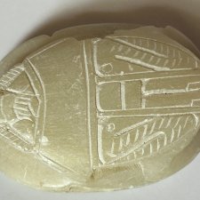 Skarabeusz na szczęście - ręcznie rzeźbiona figurka z Alabastru