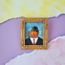 Broszka z kapibarą inspirowana obrazem René Magritte'a.