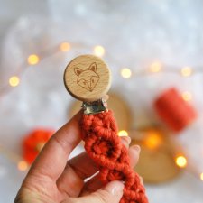 Makramowa zawieszka do smoczka lisek | Zawieszka z klipsem do smoczka