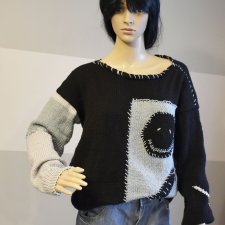 Ręcznie robiony sweter damski oversize w stylu patchworkowym