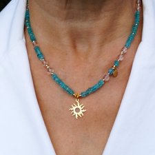 Naszyjnik z apatytu i kwarcu z pozłacaną zawieszką słońce