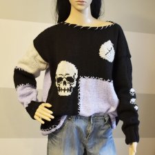 Ręcznie robiony sweter damski oversize z czaszką – unikat handmade
