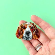 Broszka Beagle ręcznie haftowana koralikami