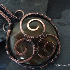 Triskelion z agatem