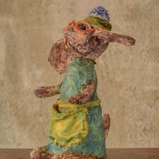 Piesek w okularach – dekoracyjna rzeźba