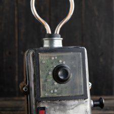 Industrialna lampa handmade z drewna i metalu – unikatowy design loftowy