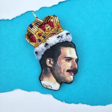 Broszka portret "Freddie Mercury w koronie" ręczny haft nićmi muliną i koralikami