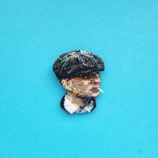 Broszka Tommy Shelby portret ręcznie haftowany koralikami