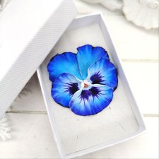Broszka kwiatowa bratki w odcieniach błękitu 4 cm