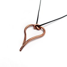 Wisiorek z miedzi w kształcie serca z supłem - amulet
