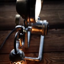 Industrialna lampa loftowa ze starych manometrów,  reflektora i telefonu