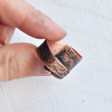Pierścionek z kutej, oksydowanej miedzi /43/ biżuteria miedziana rękodzieło