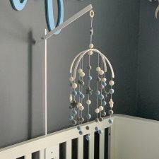 Drewniany pałąk montessori do karuzeli i mobilu nad łóżeczko dziecięce, biały kolor