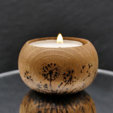 Drewniany świecznik z motywem łąki i dmuchawców - ręcznie wypalany, idealny prezent handmade