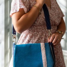 Niebieska listonoszka z klapą patchwork