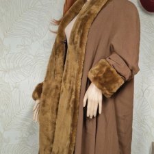 Vintage płaszcz wykończony sztucznym futrem L 40 przejściowy camel