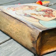 Kufer w kształcie książki, dla miłośniczki malarstwa Alfonsa Muchy, prezent, życzenia