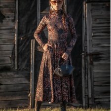 Rozkloszowana sukienka z golfem