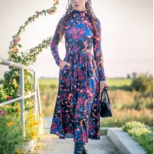 Rozkloszowana sukienka z golfem