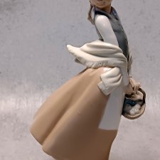 LLADRO seria NAO #237G/M "Zbieranie jajek" "Gathering Eggs"