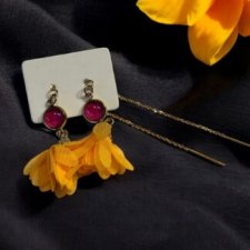 Kwiatowe kolczyki na łańcuszku - magenta i pomarańczowy