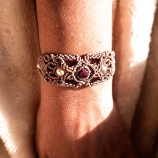 Florencja z granatem i perłą bransoletka pleciona ażurowa makrama boho chic