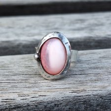 Opal różowy - pierścionek regulowany