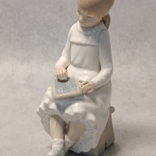 LLADRO seria NAO #117 Dziewczynka z tabliczką "Girl with Slate"