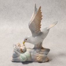 CASADES Ptak karmiący młode Powrót do gniazda Hiszpania