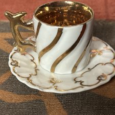 Regal miniatura porcelanowa filiżanka ze spodkiem