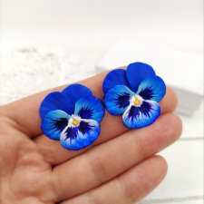Kolczyki sztyfty kwiaty niebieskie z polimerowej gliny ręcznie malowane lakierowane biżuteria handmade prezent w pudełku