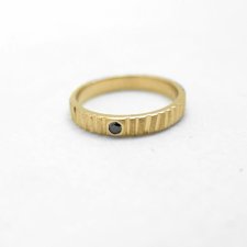 Złota obrączka 3 mm z czarnym diamentem
