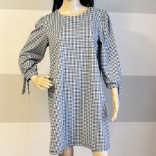 Sukienka MOHITO w czarno-białą kratkę – stylowa i wygodna, rozmiar M