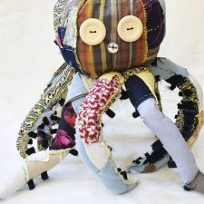 Upcyklingowa ośmiornica "Patch Kraken" – unikatowa lalka artystyczna z odzyskanych tkanin